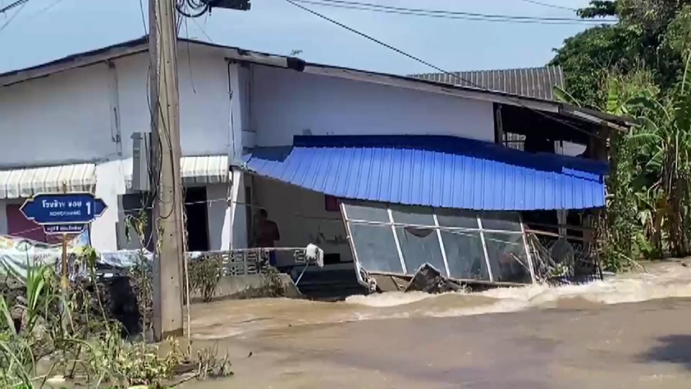 "เจ้าพระยา" ยังแรง! "อ่างทอง" โดนน้ำซัดบ้านพังทั้งแถบ เร่งขนของหนีจ้าละหวั่น