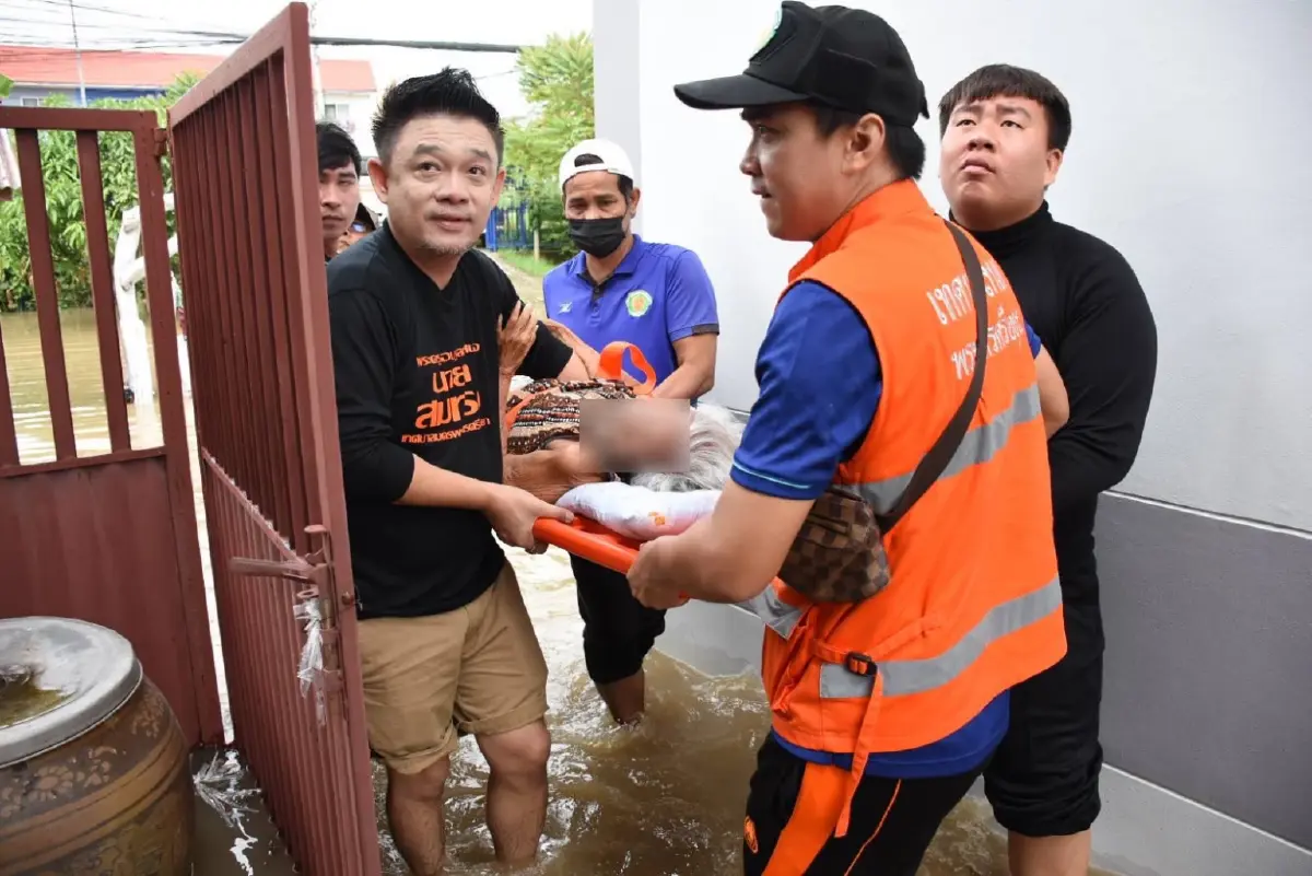 เทศบาลนครอยุธยา เร่งขนย้ายผู้ป่วยติดเตียง หลังระดับน้ำเพิ่มสูงขึ้น