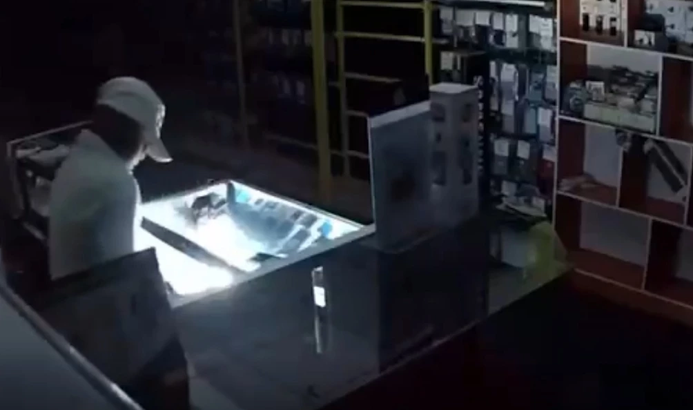 หาเงินเสพยา “โจรยกเค้าร้านมือถือ” กวาดเกลี้ยง 59 เครื่อง (มีคลิป)