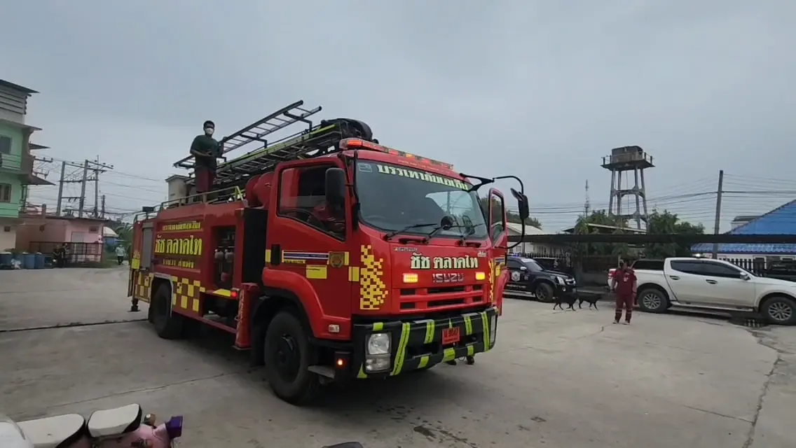 ไฟไหม้หอพักสูง 4 ชั้น พนักงานโรงงานวิ่งหนีตายกันจ้าละหวั่น