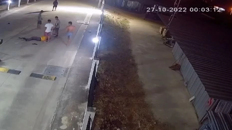 รปภ.ยิงหนังสติ๊กไล่หมา ไปถูกร้านก๋วยเตี๋ยว เจอยกพวกรุมยำสลบ