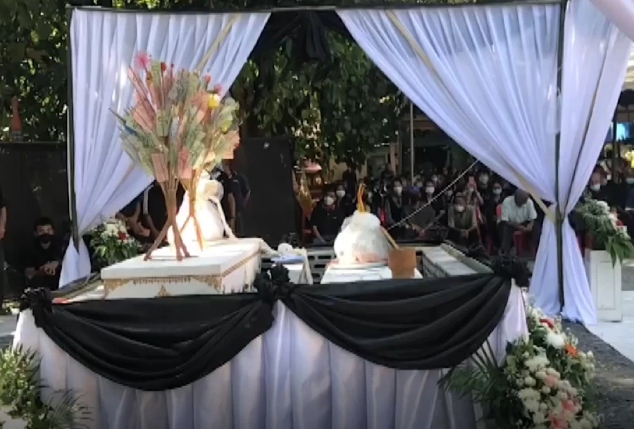 น้ำตาท่วม เผาพ่อ-ลูก เหยื่อกราดยิง สองศพสุดท้าย ด้าน จนท.เตรียมจ่ายเยียวยา