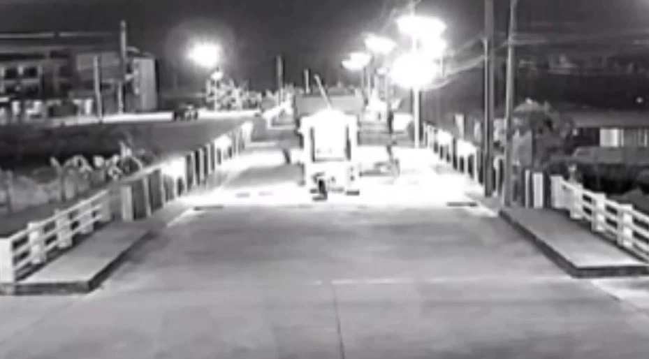 รปภ.ยิงหนังสติ๊กไล่หมา ไปถูกร้านก๋วยเตี๋ยว เจอยกพวกรุมยำสลบ