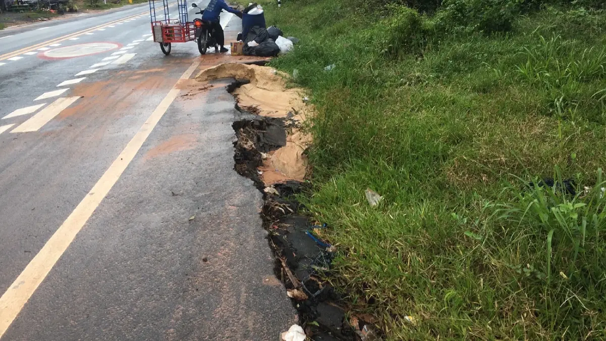 ชาวบุรีรัมย์ ร้องสื่อถนนใหม่ 3 เดือนพังยับ จี้รัฐเร่งช่วยเหลือ