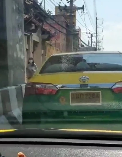 กร่าง “แท็กซี่” อ้างเป็น ตำรวจทุกสน.  กั๊ก “โชเฟอร์” ต่างถิ่นรับผดส. (มีคลิป)