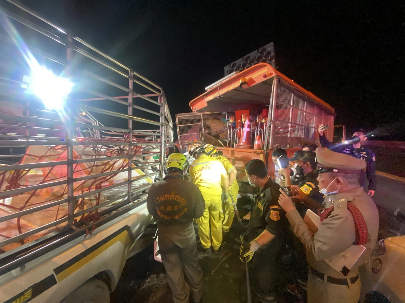 สุดสยอง! กระบะซิ่งแข่งทางด่วนบูรพาวิถี เสย 6 ล้อตีเส้นจราจร ดับ 1 สาหัส 4