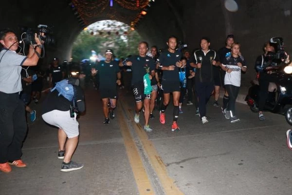 ภาพพี่ตูน วิ่งโครงการก้าวคนละก้าว เมื่อปี 60 เริ่มสตาร์ทที่เบตง