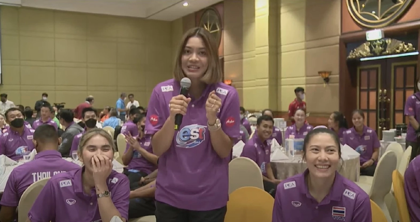 "ลุงป้อม" ชื่นชม "วอลเลย์บอลหญิงไทย" สร้างชื่อ อวยพรให้ขึ้นเบอร์ 1 โลก (คลิป)