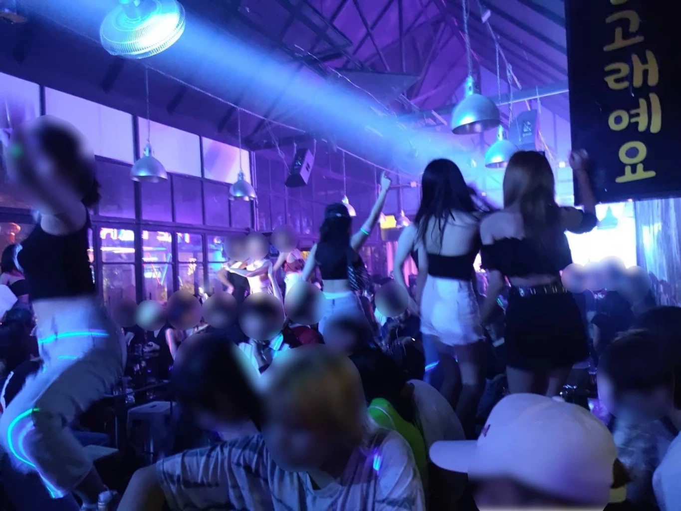 ปคม. บุกจับสถานบันเทิงกลางเมืองมหาสารคาม ปล่อยเด็กต่ำกว่า 18 เข้าใช้บริการ