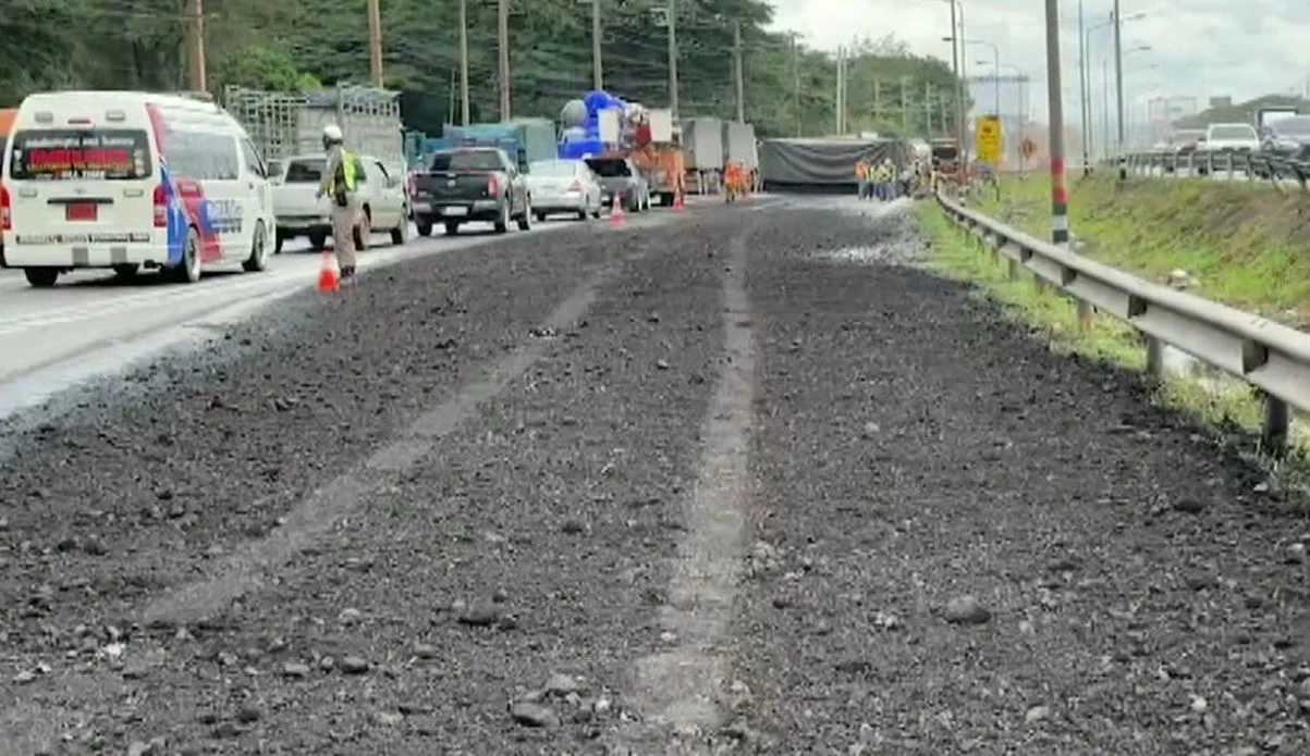 รถพ่วง 18 ล้อ พลิกคว่ำ! เทกระจาดแร่หินเกลื่อนถนนมิตรภาพ รถติดยาว 5 กม.