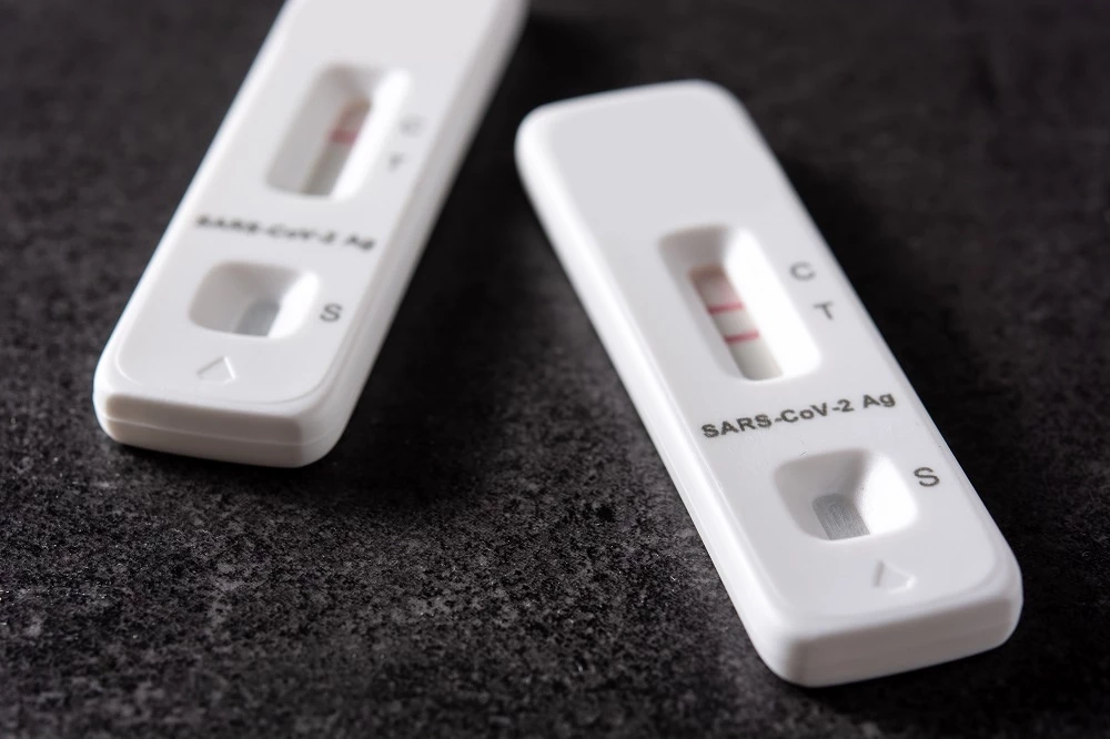 เคลียร์ชัด !! ติดเชื้อโควิด ตรวจ ATK ขึ้น 2 ขีด ต้องทำอย่างไร 