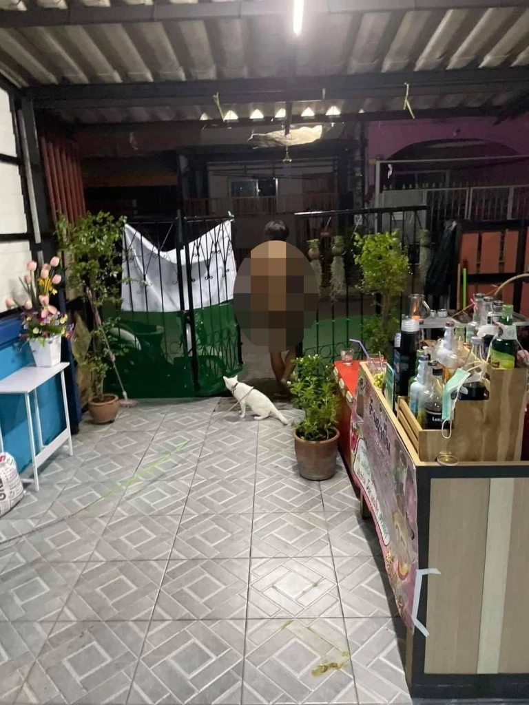 ชายโรคจิตแก้ผ้าบุกขอน้ำแม่ค้าน้ำปั่น