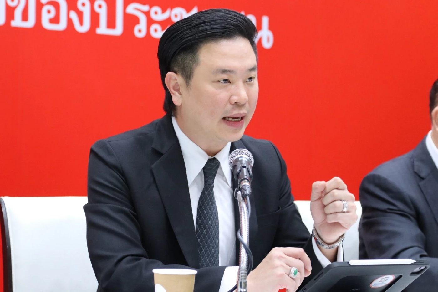 นายจักรพล ตั้งสุทธิธรรม ส.ส.เชียงใหม่ รองเลขาธิการ พรรคเพื่อไทย