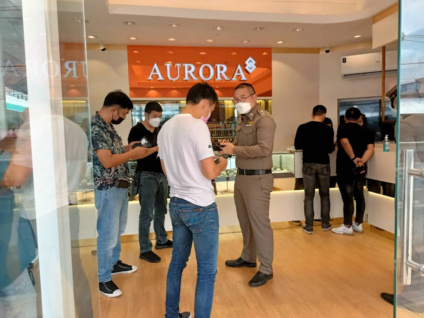 โจรถือมีดบุกเดี่ยวจี้ชิงทอง ย่านลำลูกกา กวาดสร้อยคอ 29 บาท หลบหนี (มีคลิป)