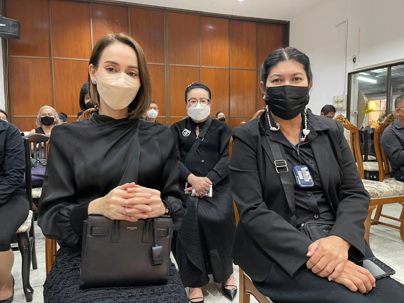 ในหลวง พระราชินี พระราชทาน พวงมาลาวางหน้าหีบศพ "ลินดา ค้าธัญเจริญ"