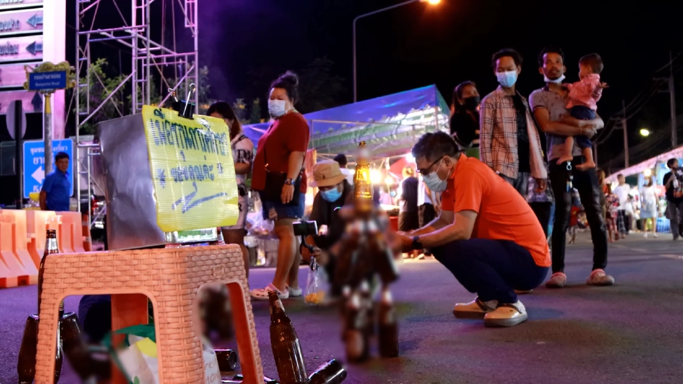 สาวน้อย 19 ปี สู้ชีวิต “โชว์ต่อขวด” หาทุนส่งน้องเรียนหนังสือ