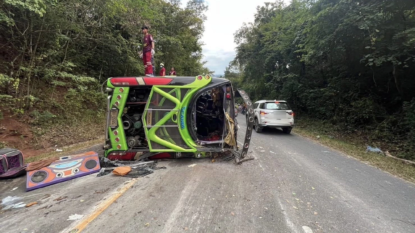 คลิปนาทีระทึก! รถทัวร์เสียหลักพลิกคว่ำ เส้นทาง หล่มสัก-ชุมแพ ดับ 1 เจ็บ 34