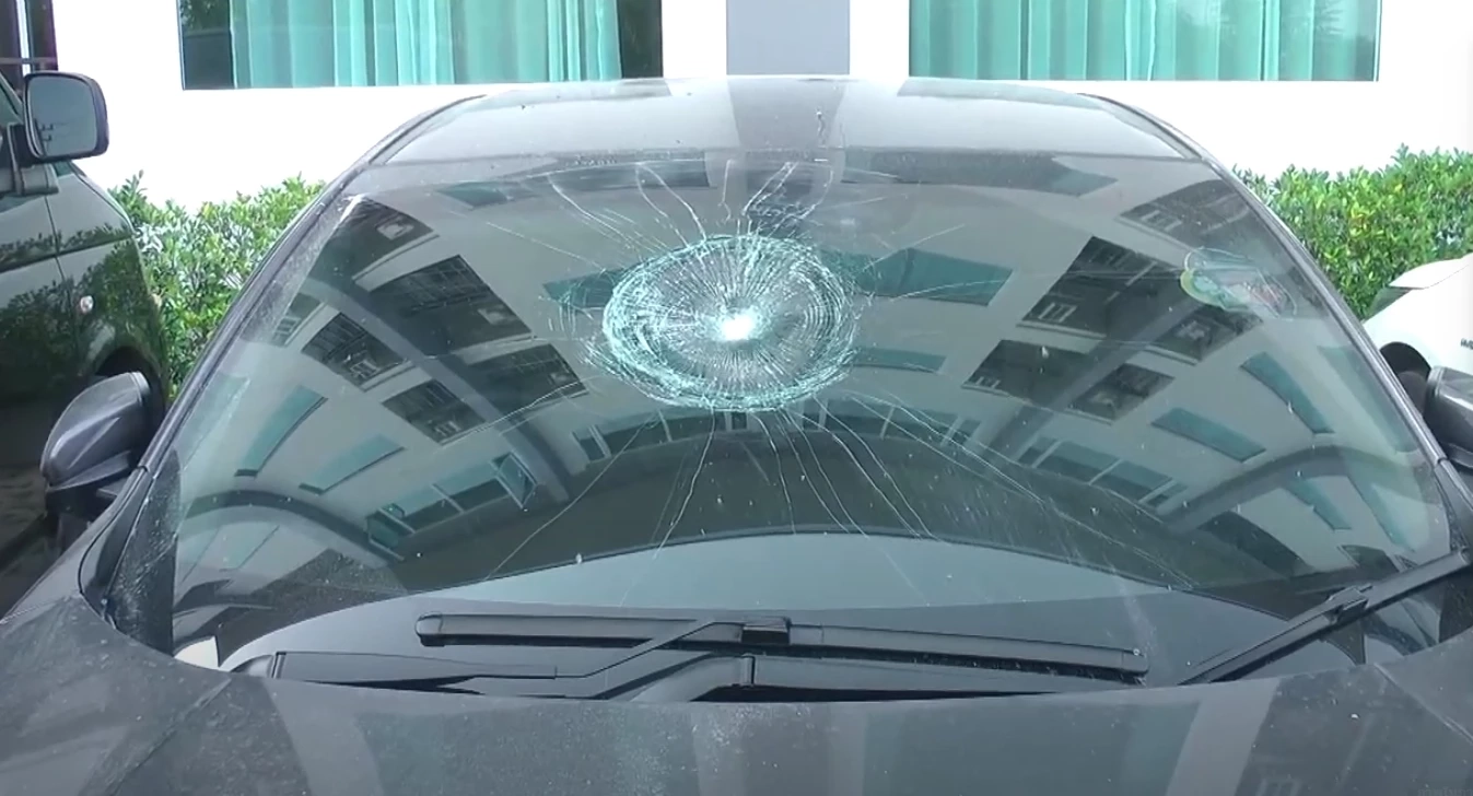 ป่วนทั้งอำเภอ โจรแสบ ขโมยถอดน็อตและสายสลิงยึดเสาส่งสัญญานทรูมูฟ จนหักโค่น สภาพความเสียหาย