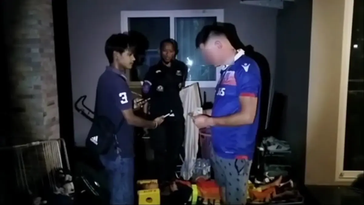 หนุ่มชาวต่างชาติ เจ้าของ"บาร์เบียร์"ในเมืองพัทยา (ขวามือ)