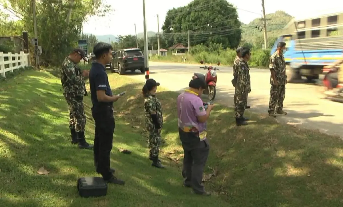 รถตู้นำเที่ยว ชนกระทิงเขาใหญ่บาดเจ็บ เตลิดเข้าป่า จนท.เร่งบินโดรนค้นหา