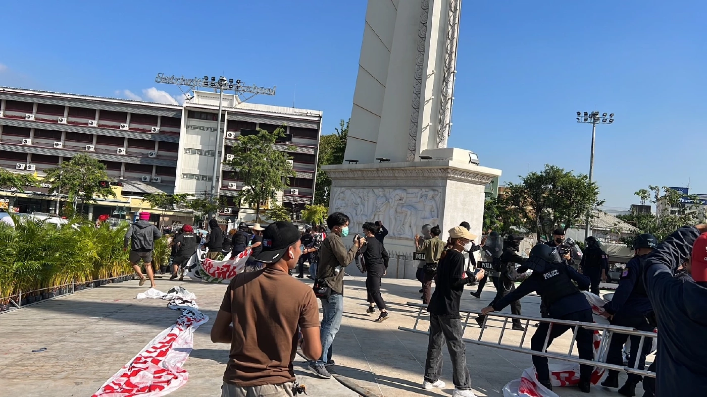 อนุสาวรีย์ ปชต. วุ่น! คฝ.ยึดป้ายผ้าม็อบต้านเอเปค ตะโกน "จับเลย จับเลย" (คลิป)