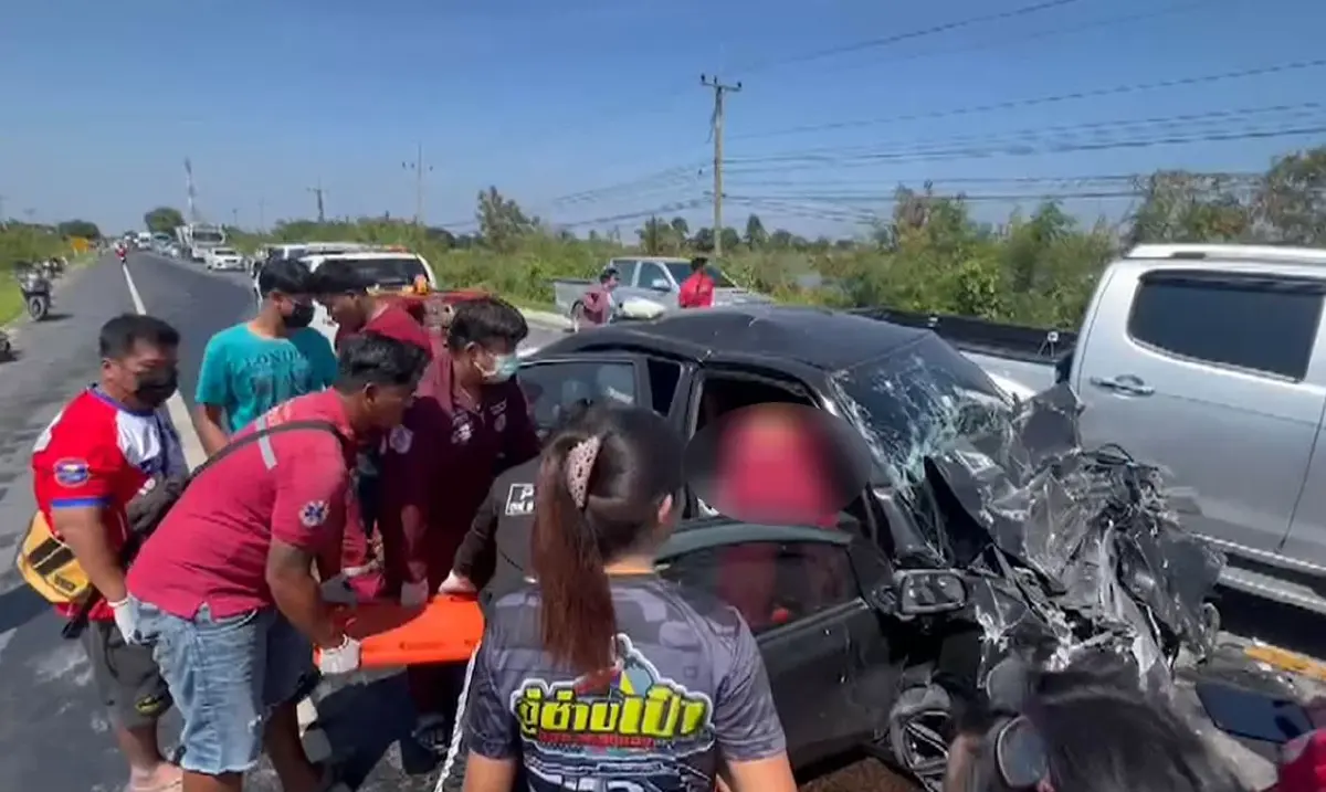 เฒ่า 75 ปี ควบกระบะแซงไม่พ้น ชนคนขับรถเก๋งดับสลด