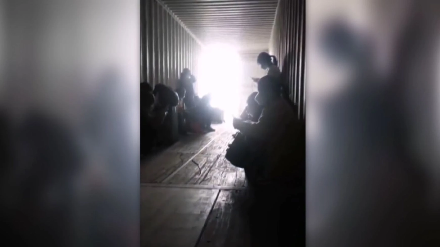 คนงานแห่หนีโควิดออกจากโรงงานผลิตไอโฟน (คลิป)