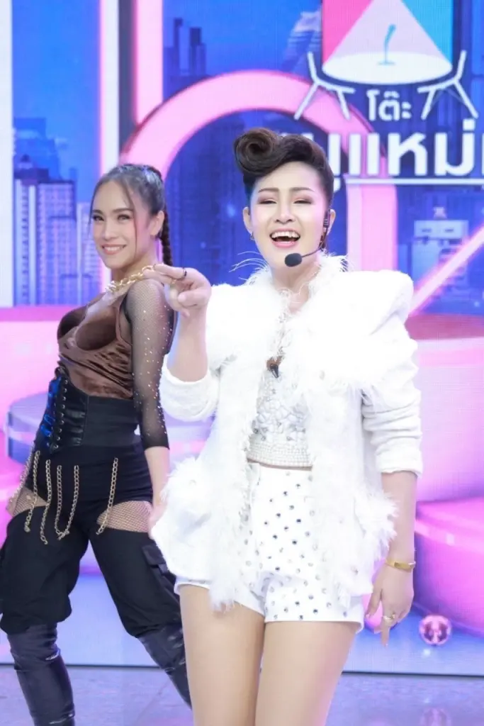 หญิงลี ศรีจุมพล