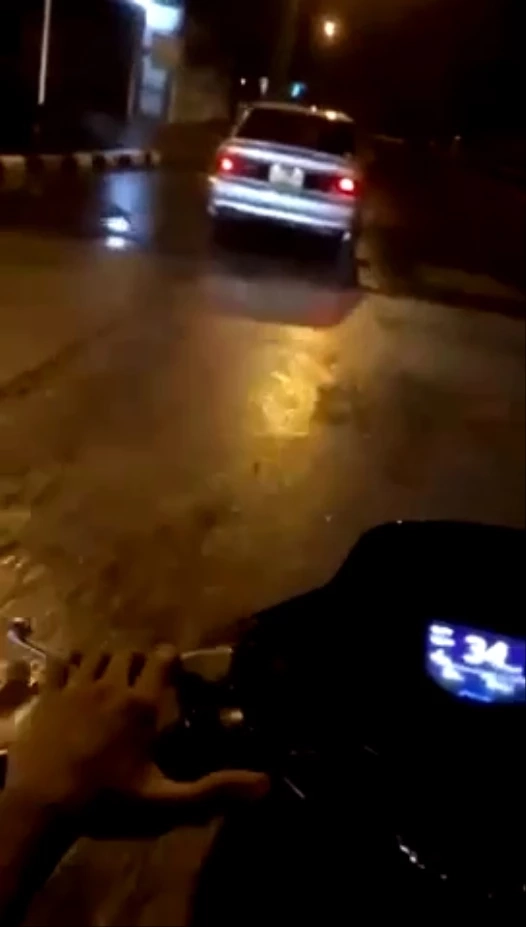 เปิดคลิป พลเมืองดีไล่ล่าชายแต่งทหารครึ่งท่อน ชนแล้วหนี คาดเมาแล้วขับ