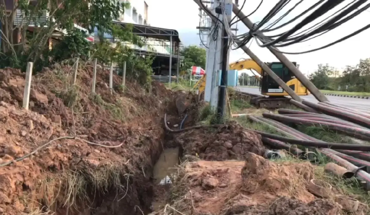 นาทีชีวิต! ดินถล่มทับคนงานลอกท่อวางระบบสายไฟ อาการสาหัส
