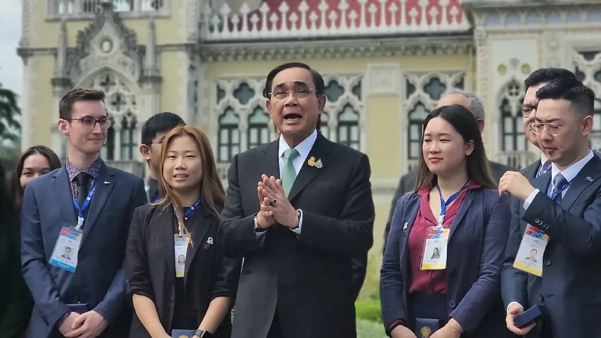 “บิ๊กตู่” ต้อนรับเยาวชน “เอเปค” รับบทเป็นไกด์! อารมณ์ดีพาเดินชมทำเนียบฯ