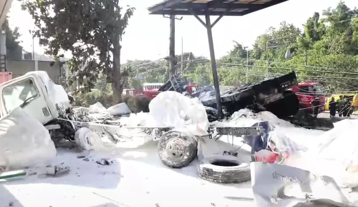 รถพ่วง 22 ล้อ ลงเขาเนินทับกวาง เบรกไม่อยู่ชนดะ 6 คัน ไฟลุกท่วม ดับ 1