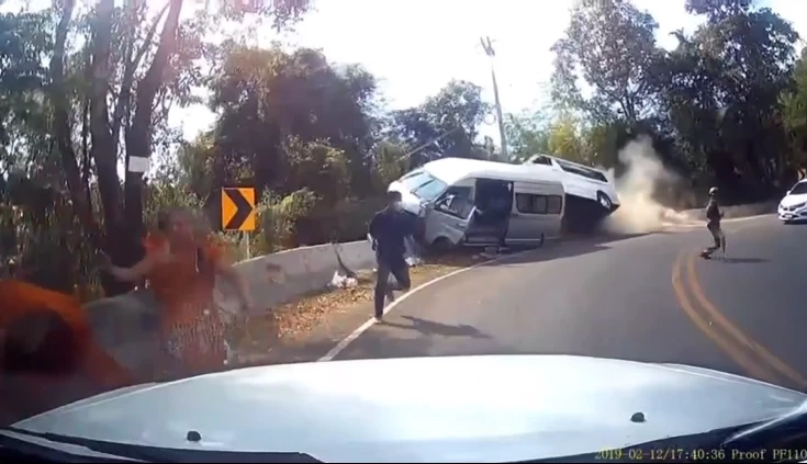 รถตู้คันที่สองประสบอุบัติเหตุแหกโค้ง S1 ภูทับเบิก ซ้ำ