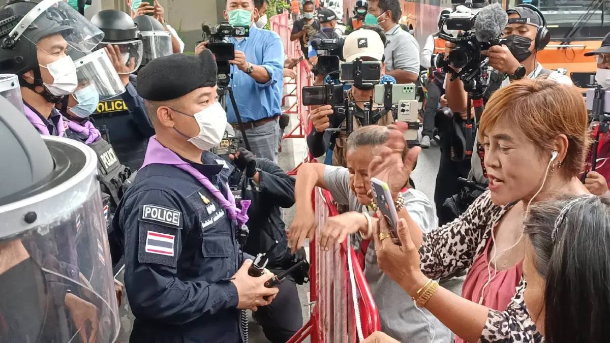 "ทะลุฟ้า” บุก สตช. ประณามสลายม็อบ ตร. จัดจีโน่ ตรึงกำลัง คฝ. รับมือ