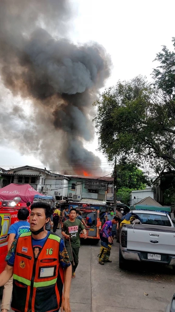 ลุงรปภ.บางคอแหลม เศร้า “บ้าน - ของสะสม” วอดในกองเพลิง