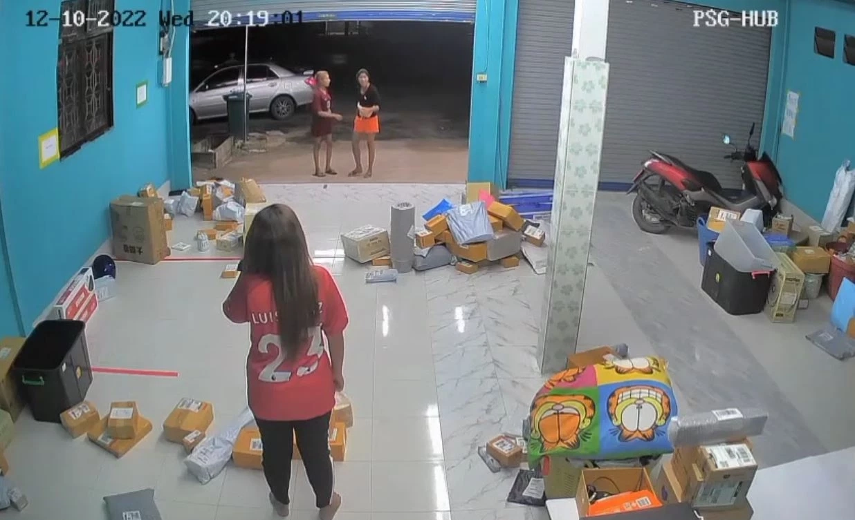 ช่างกล้า! พ่อเจ็บใจแทนลูกสาวโดนไล่ออก บุกต่อยหัวหน้าหญิง ขู่เอาปืนยิง