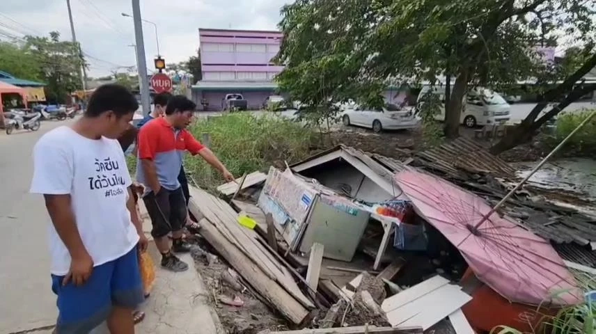 ระทึก ร้านส้มตำพังถล่ม ทั้งร้านร่วงใส่ลูกค้าขณะนั่งจก จนมีผู้บาดเจ็บ