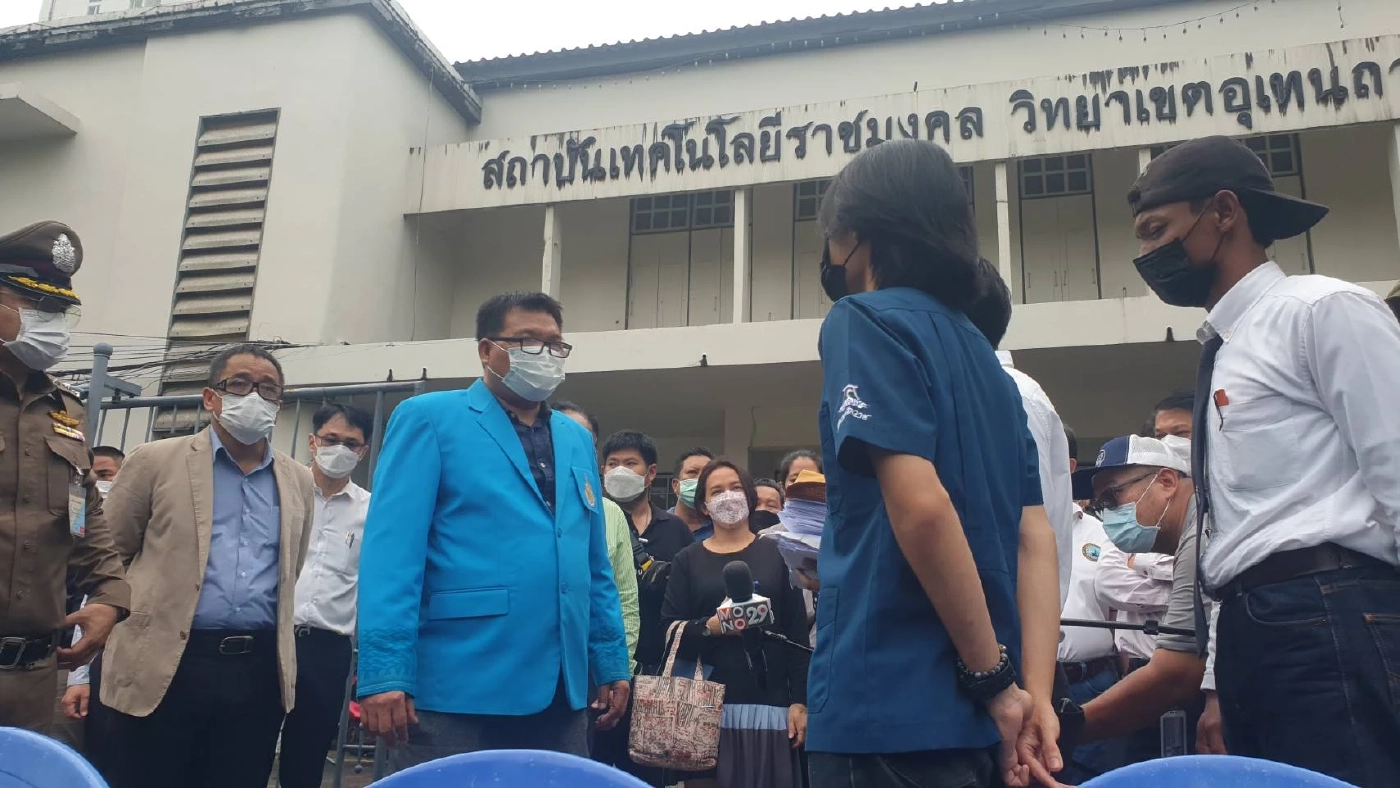 นศ.อุเทนถวาย กว่า 400 คน รวมตัวปิดถนนพญาไท เรียกร้องเปิดเรียนตามปกติ (คลิป)