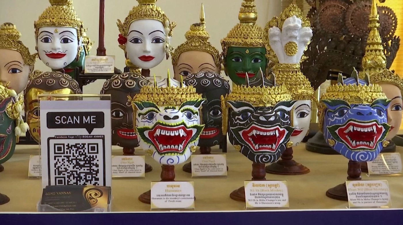 ศิลปินชาวกัมพูชาทำหัวโขนจำลองอวดผู้นำอาเซียน