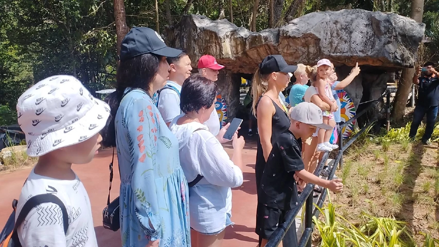 สวนสัตว์เขาเขียวสร้างสีสันทายผลฟุตบอลโลก 2022 คู่เปิดสนาม (มีคลิป)