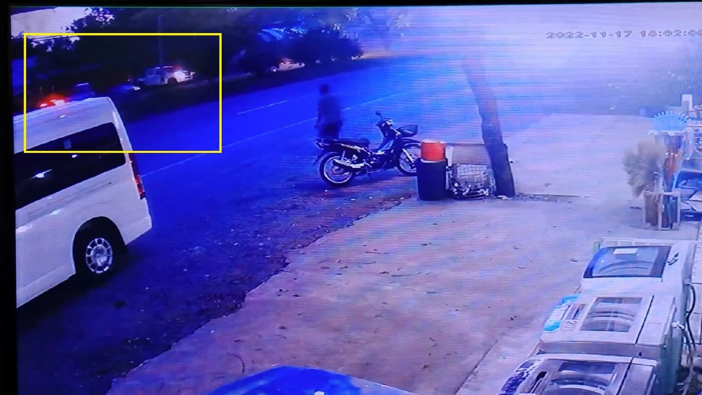 วงจรปิดจับภาพ กระบะหักหลบสุนัข เหินขึ้นเกาะกลางชนเสาไฟ หวิดดับ (มีคลิป)