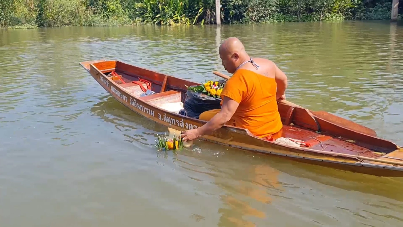 พระพายเรือเก็บซาก “กระทง” มอบโยมทำปุ๋ยเลี้ยงไก่ลดขยะ รักษาสิ่งแวดล้อม