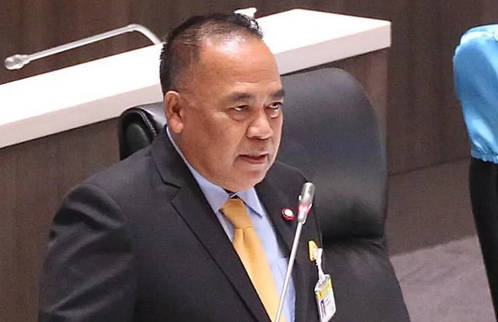 นริศ ขำนุรักษ์  รมช.มหาดไทย และ ส.ส.พัทลุง พรรคประชาธิปัตย์ 