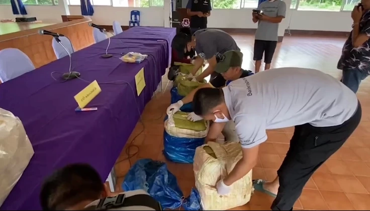 ผู้ว่าฯ เมืองคอน โชว์จับยาบ้าล้านเม็ด ซุกรถกระหล่ำส่งพื้นที่ภาคใต้