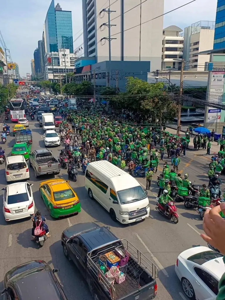 กลุ่มไรเดอร์ ปิดถนนเพชรบุรี เรียกร้อง "แกร็บ" ยกเลิกระบบจองงาน (มีคลิป)