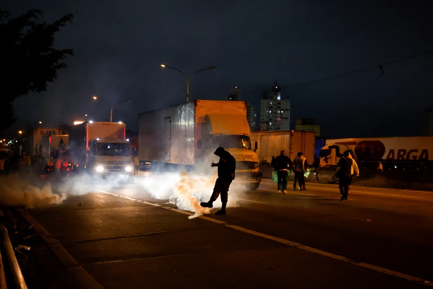 ผู้นำบราซิลยังไม่รับว่าแพ้ แต่ให้เริ่มถ่ายโอนอำนาจ