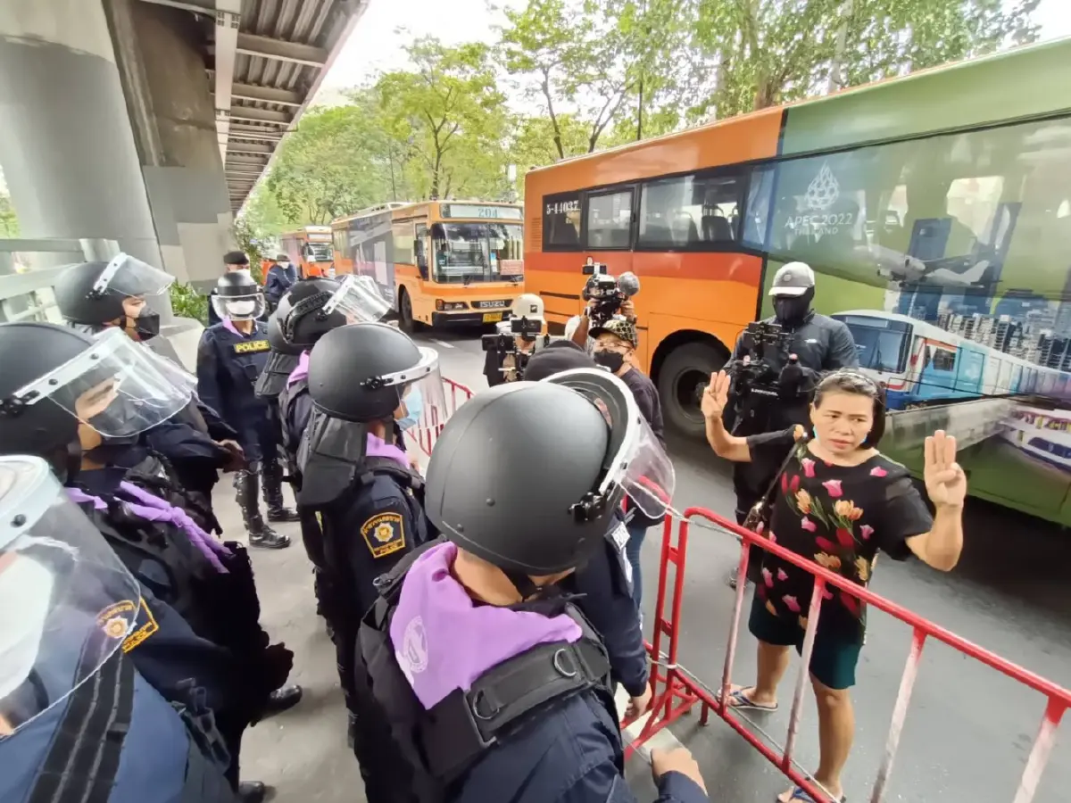"ทะลุฟ้า” บุก สตช. ประณามสลายม็อบ ตร. จัดจีโน่ ตรึงกำลัง คฝ. รับมือ