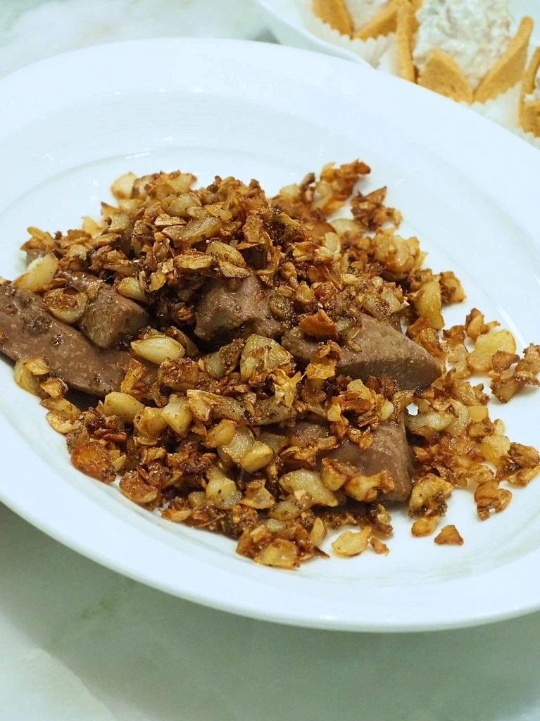 ตับหมูทอดกระเทียมพริกไทย :   Fried Pork Liver with Garlic and Pepper