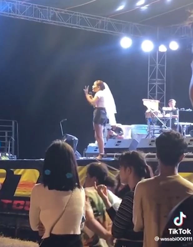 เจ้าสาวเดือด! ขึ้นเวทีด่ากราดวัยรุ่นตีกัน ลั่น ไม่มีเงินอย่าห้าว (มีคลิป)