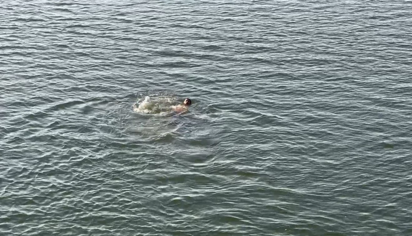 หนุ่มวัย 19 ปี เครียดกระโดดน้ำหวังจบชีวิต สุดท้ายรอดเพราะว่ายน้ำเป็น